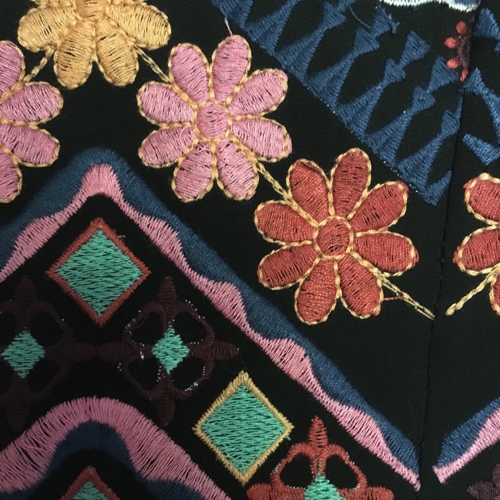 Embroidered Tank Top - Picture 2 of 6